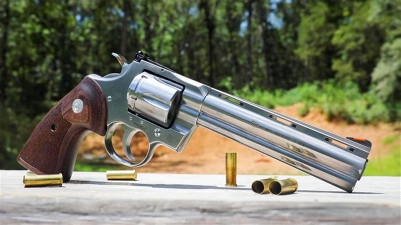 柯尔特巨蟒左轮手枪,银色枪身越看越漂亮,性能威力更是没的说