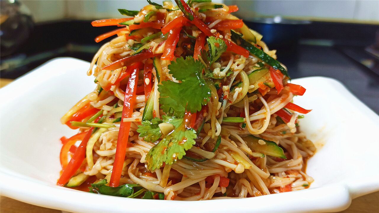 1把金针菇加上点黄瓜丝,这样简单一拌,清脆爽口,香辣入味好吃