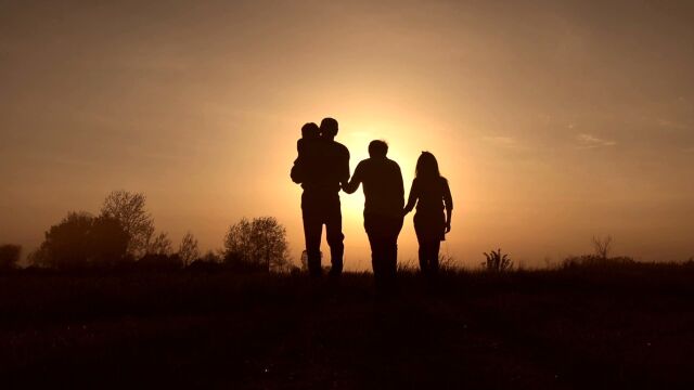 4K实拍视频夕阳背景下幸福一家人背影剪影