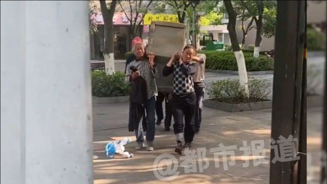 江苏无锡:女子购买冰箱请师傅送货上门,看到师傅送货的方式瞬间呆住了