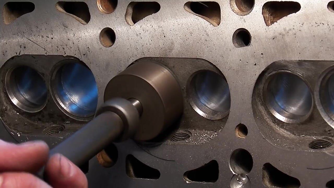 发动机打磨,磨完这孔,磨那孔!