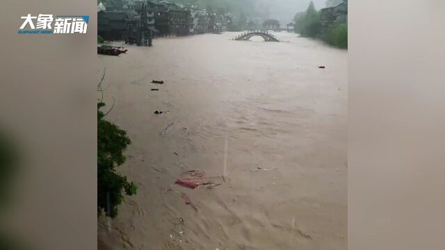 湖南凤凰古城遇强降雨局部被淹,县政府:景区正常营业,暂无人员伤亡