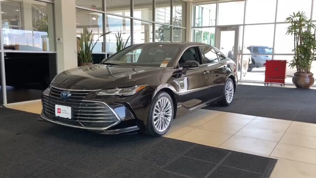 新车到店,实拍2022款丰田亚洲龙混动版,太漂亮了!