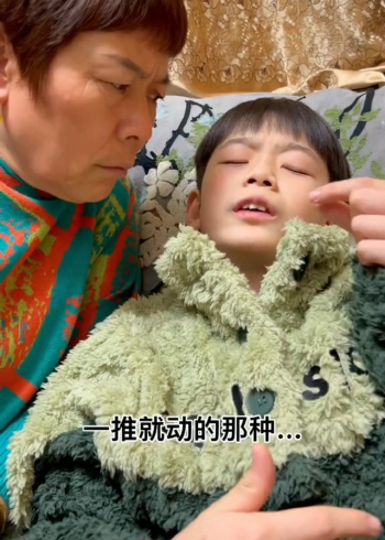 张典干一次家务把脚扭了!#典典的卑微生活