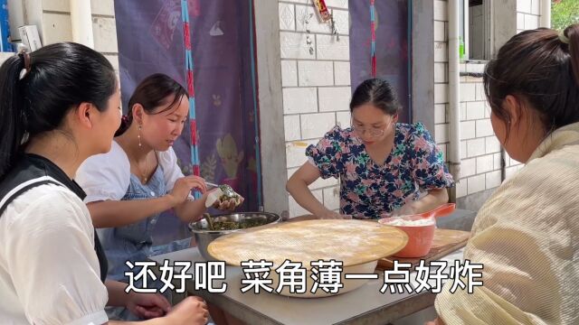 爸妈不在家表嫂来串门,忙活半天饭没也吃,爸爸回来要批评莎莎了