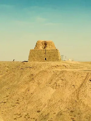 顺着嘉峪关茫茫戈壁滩走一圈,你会发现许多历经沧桑的烽火台,有多少人