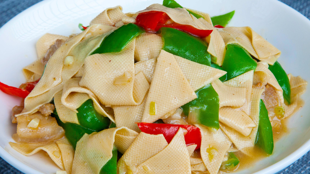 尖椒干豆腐很多人第一步就错了,饭店大厨的技巧教给你,鲜香滑嫩