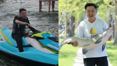 53岁于谦骑摩托艇玩水，极速甩尾漂移动作生猛，钓到大鱼一脸憨笑