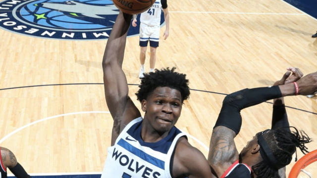 运动能力爆表!爱德华兹上赛季十大扣篮:抡圆大风车 无情隔扣