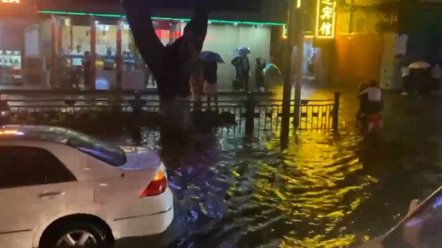 青海西宁暴雨致多处内涝,有车辆被淹人员被困 多部门紧急排险救援