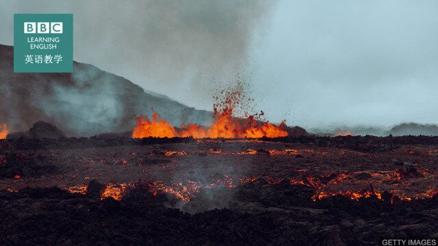 BBC英语大破解:冰岛一座火山 volcano 喷发 引游客前来观赏