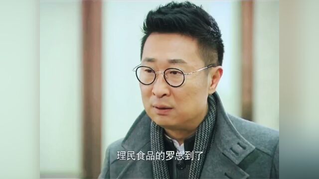 小伙子帮大爷推车,结果大爷给他了一个大惊喜