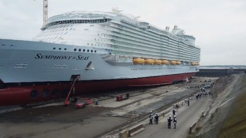 世界最大邮轮，是泰坦尼克号的5倍，可容纳8000多人的吃喝拉撒睡