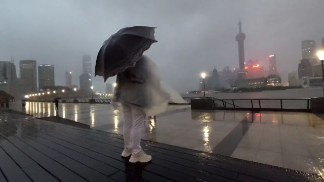 台风“轩岚诺”逼近,申城景观灯关闭,但依然有游客冒雨游外滩 | 晨镜头