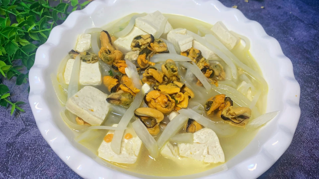 苏北盐城八大碗菜系之萝卜淡菜豆腐汤,汤汁奶白浓郁,营养丰富又好喝