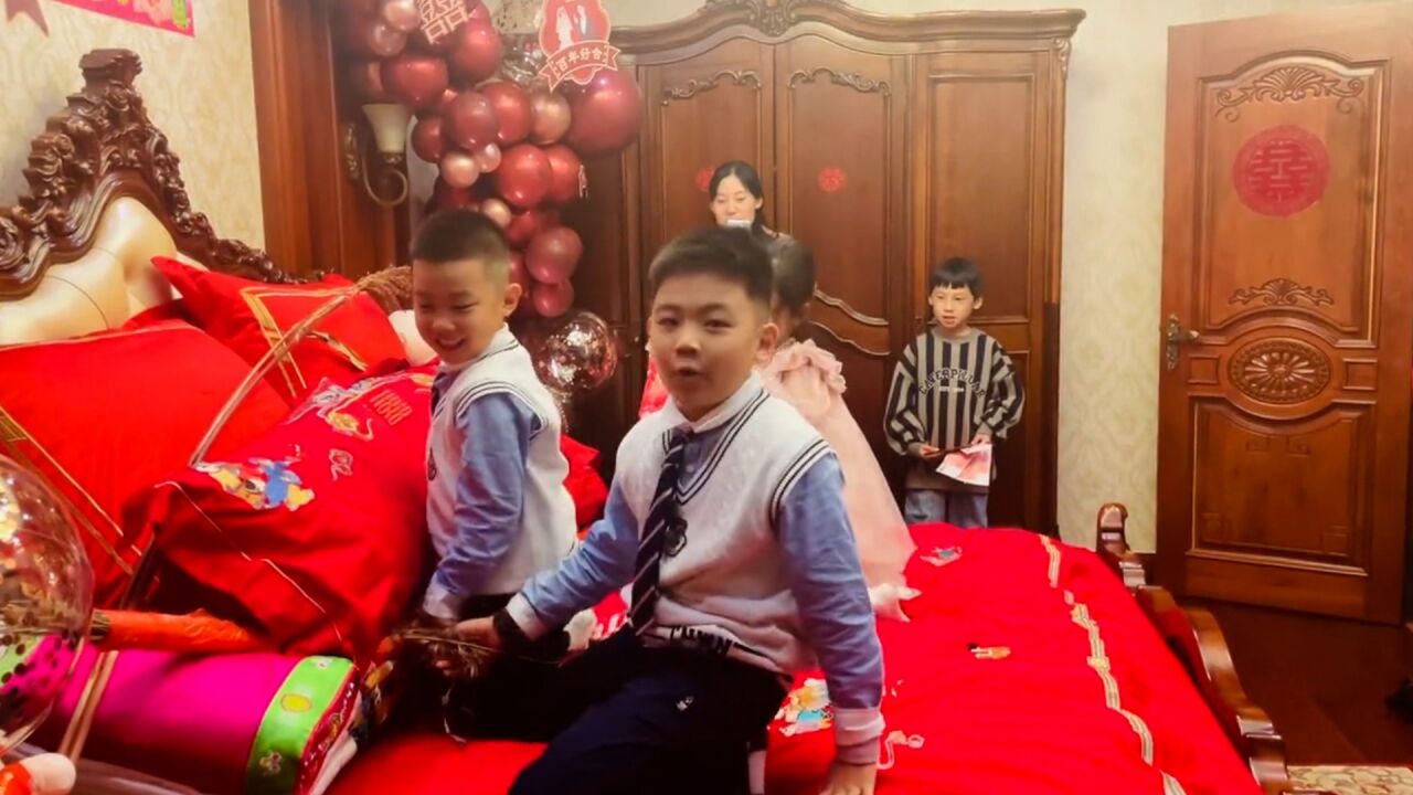 小男孩为新人“滚床”,滔滔不绝说吉祥话送祝福,业务能力满分_高清1080P在线观看平台_腾讯视频