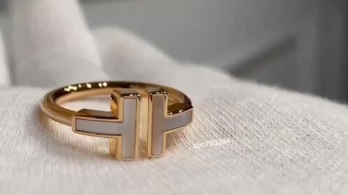 小江珠宝;明星爆款蒂芙尼白贝母双t戒指 经典不过时 单戴叠戴都超好看