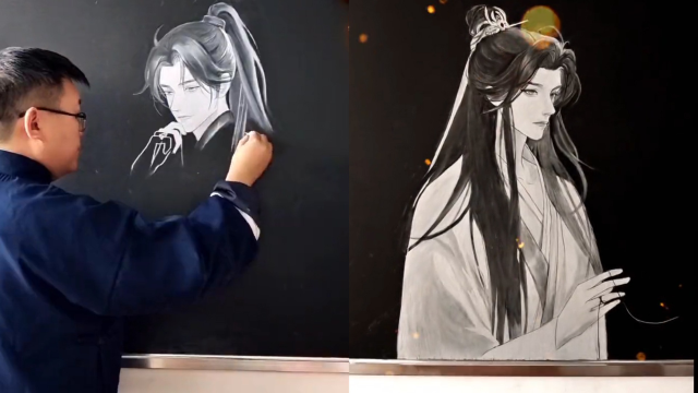 美术老师用粉笔画古风国漫,人物立体毛发清晰可见,学生不舍擦黑板