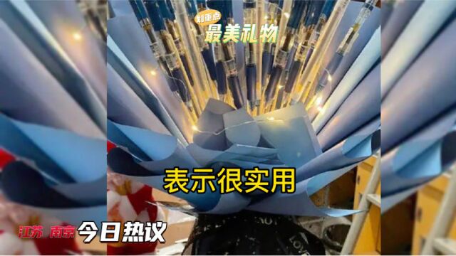 万女士用笔做成花又实用又表达了对医护工作者的肯定