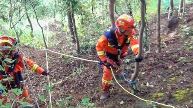 蓝V视界 近日,怒江泸水,有群众被困山上,请求消防部门帮助.怒江消防 救援人员通过呼喊、放狼烟的方法确定被困者位置