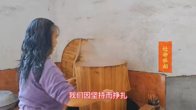 在去赣县湖江镇牛岭村,路况不好,房车上不去,刚好偶遇老表做米酒,还请我们吃了糯米饭…… #纯手工制作 #记录乡村老房子