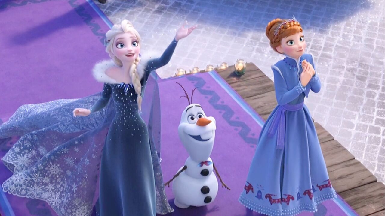 艾莎和安娜换上冬装裙,第一次过圣诞节