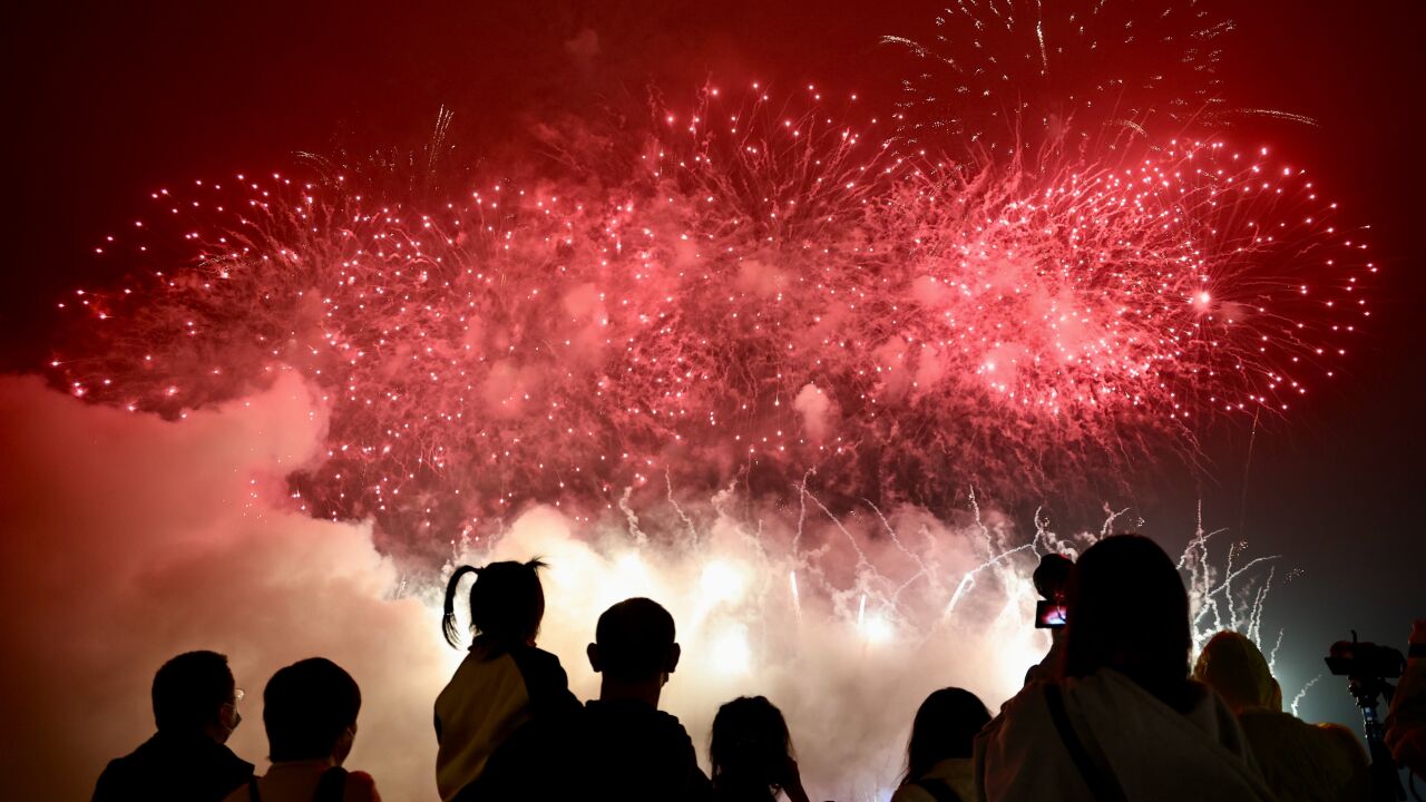 闹元宵,5日晚广州黄埔九龙湖半小时烟花汇演雨中绽放