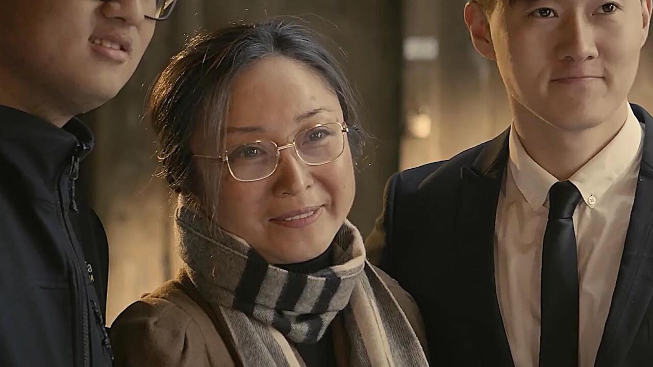 除夕夜,母子仨人只吃一碗汤面,一部让无数人破防的治愈微电影