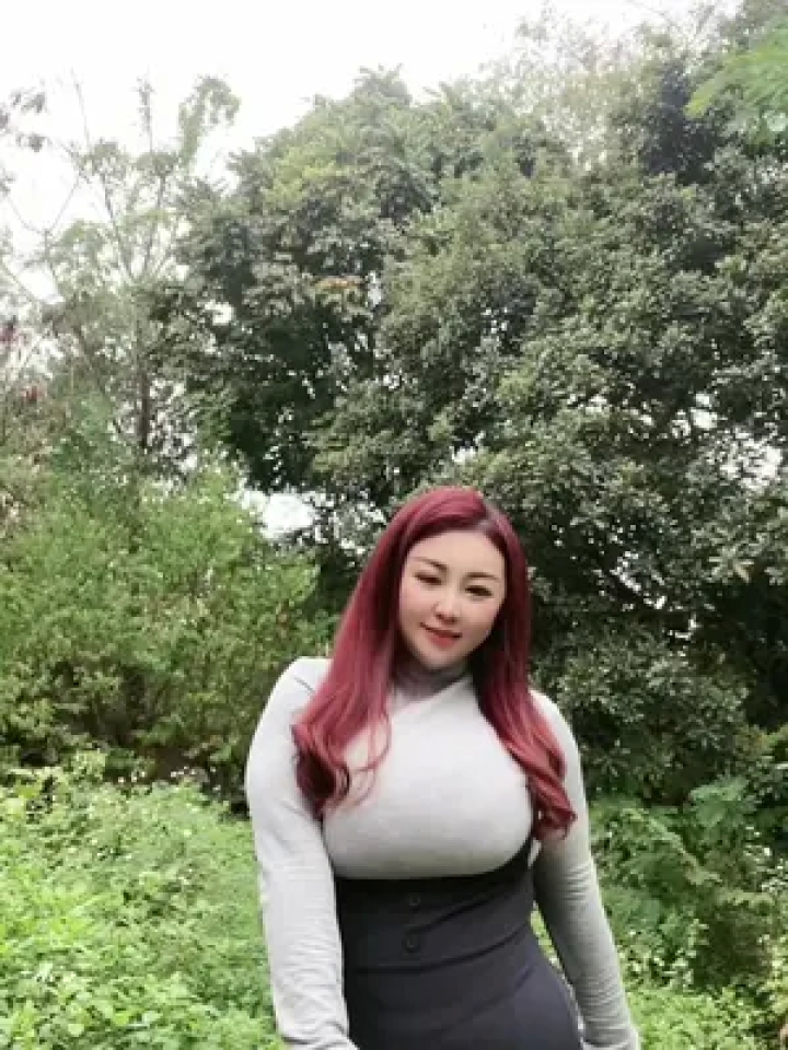 丰满美女肉感图片