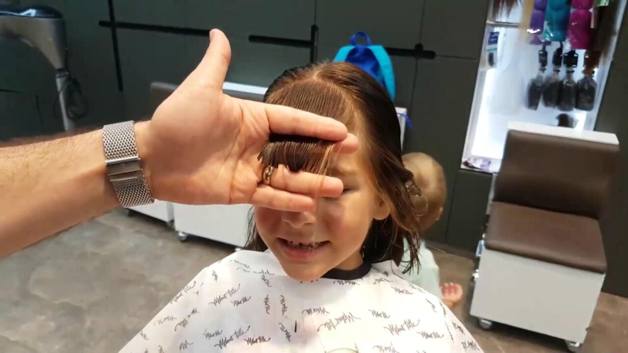 小女孩发型这样剪,很美很时尚,喜欢吗