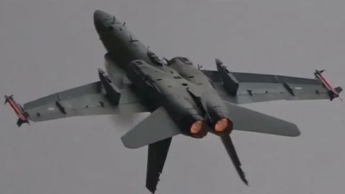 F-18超级大黄蜂战斗机在航展上疯狂炫技表演!