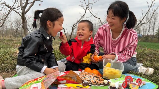 春暖花开,小悦带孩子们去春游,准备了好多吃的,边吃边玩真享受