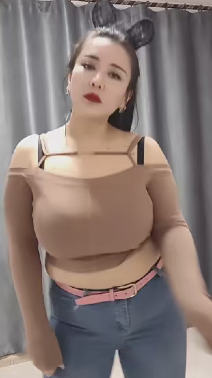 大胸 #卖萌 #美女摇 #露脐装 #身材秀 #性感美女