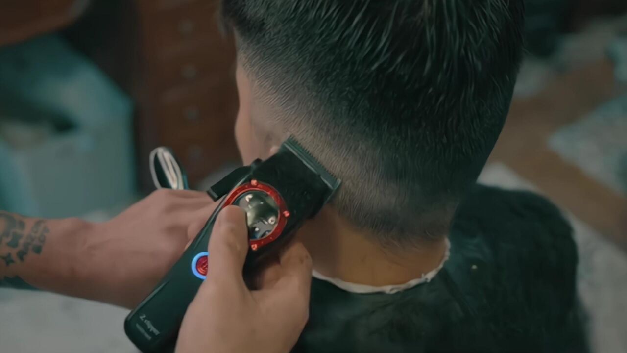 沉浸式理发店剪头发体验,看高级理发师剪男孩子发型,帅气十足