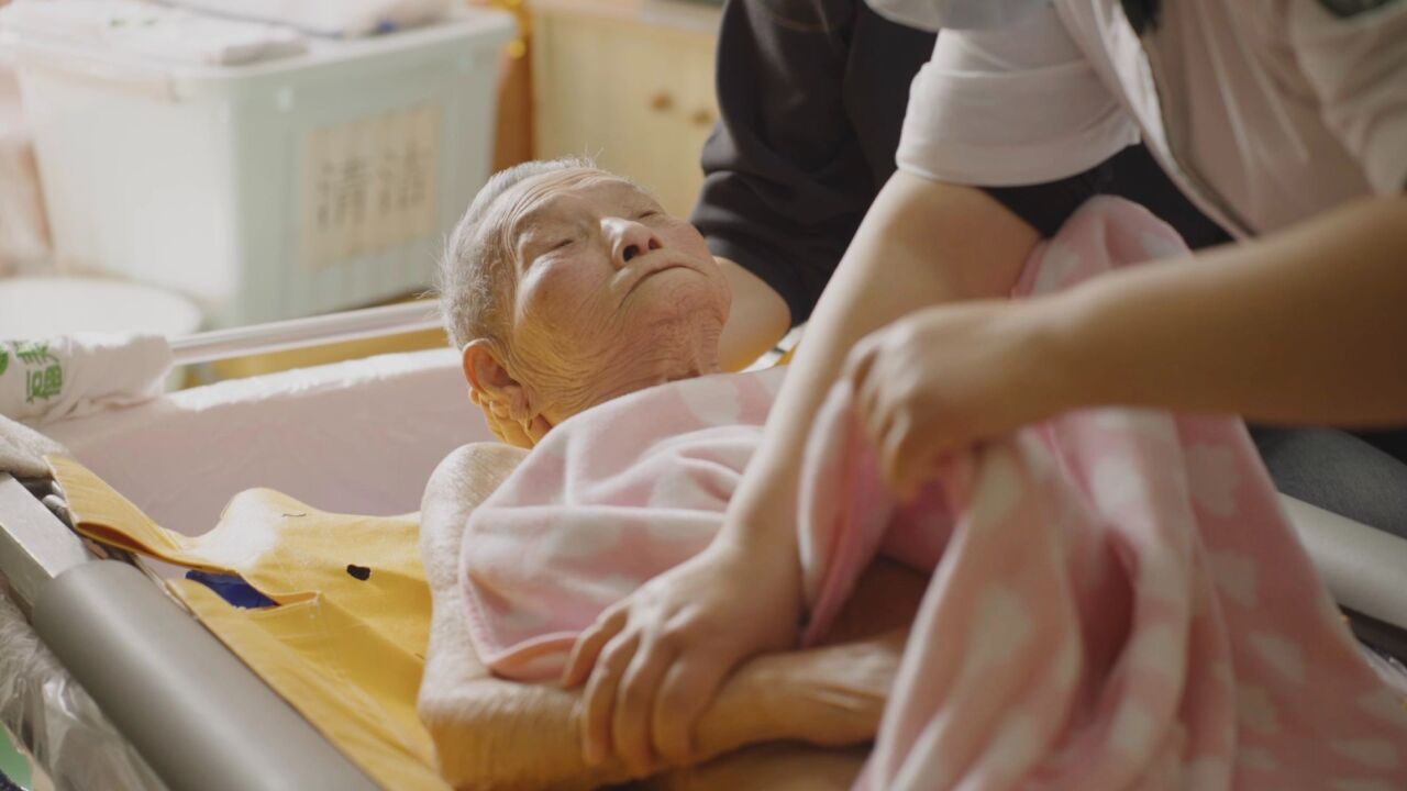 给失能老人洗澡有多难?家属诉苦:不是不想洗 是真的不方便