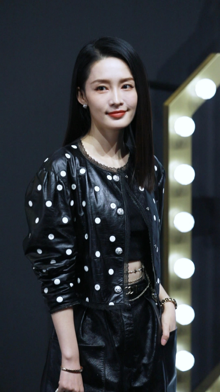 李沁 波点黑皮衣77黑长直 又美又飒!美女要多多出来营业呀