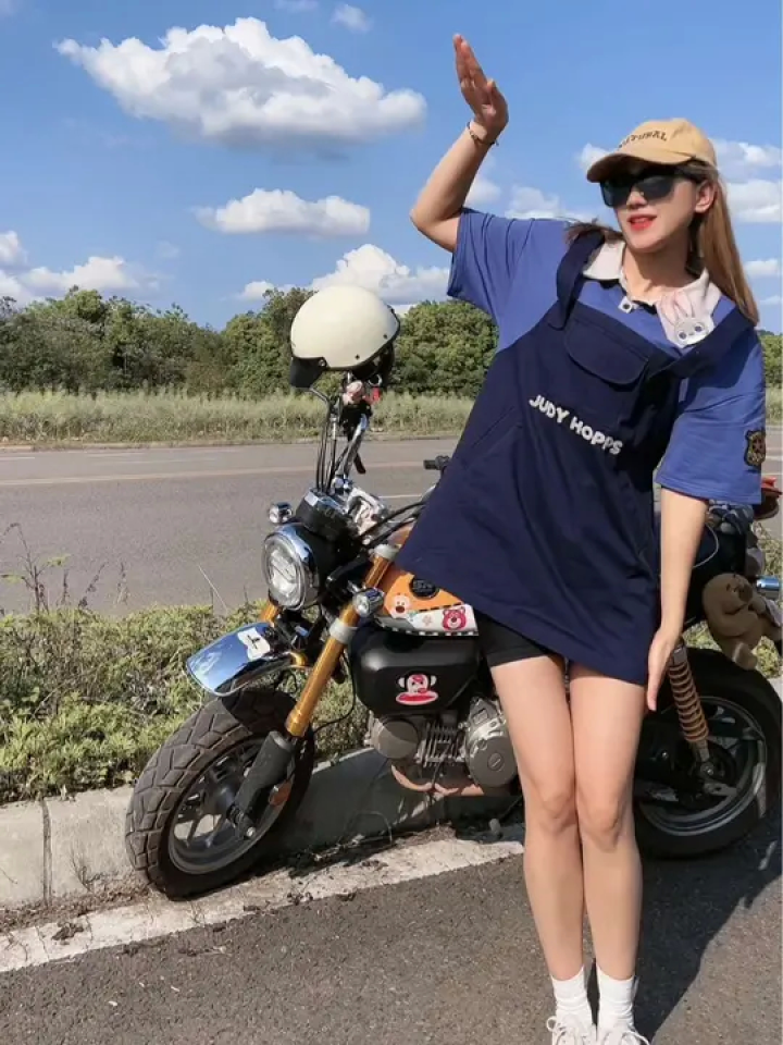 今天的天气和你一样可爱#骑上我心爱的小摩托永远不会堵车 #机车小姐