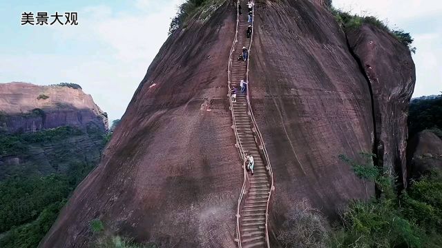 九九天梯,位于广东韶关丹霞山阳元景区内阳元山西南面,从西面登细美寨,需爬九十九级石阶,因山道修在陡峭的山脊上,宜若登天,诗曰“飞