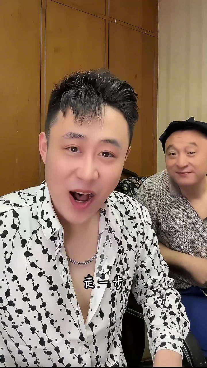 一段#二人转正戏 《走十步》#小吴东 #现场演唱