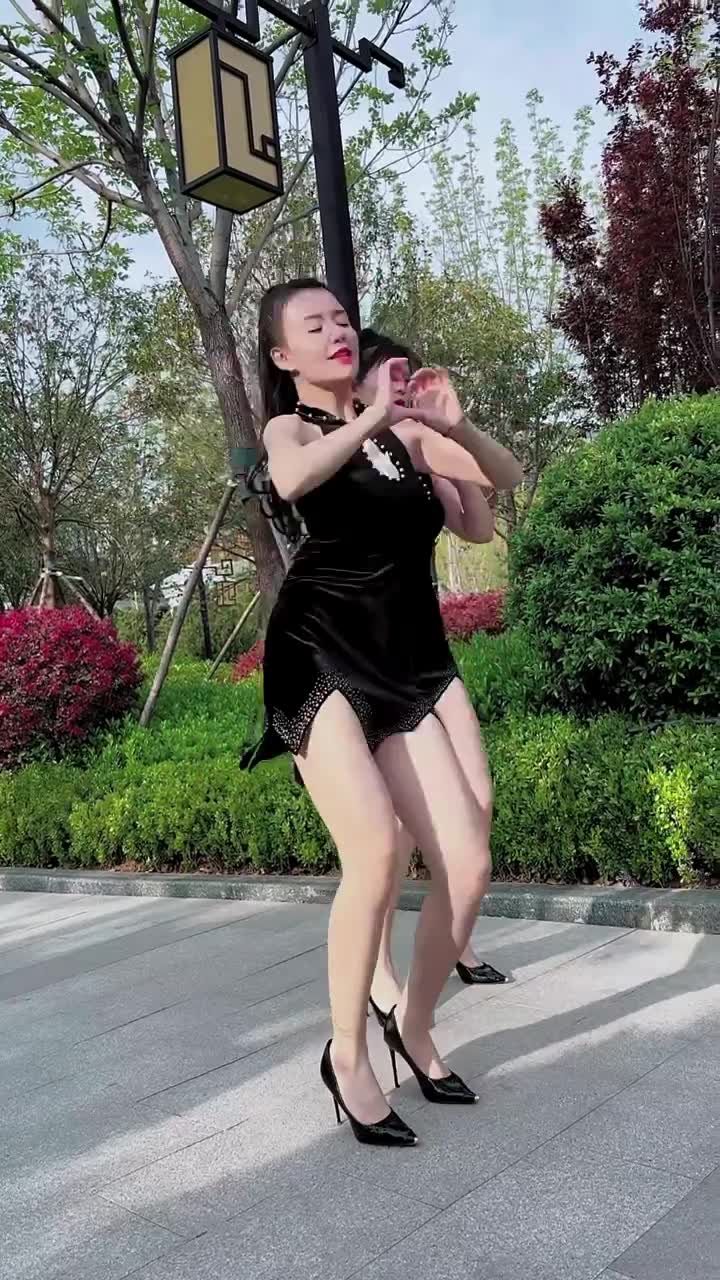 长腿美女广场舞图片