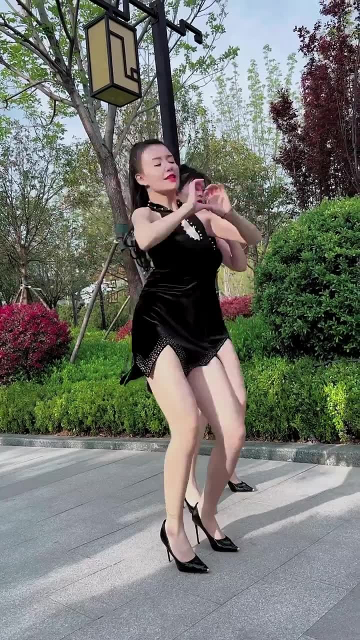 长腿美女广场舞