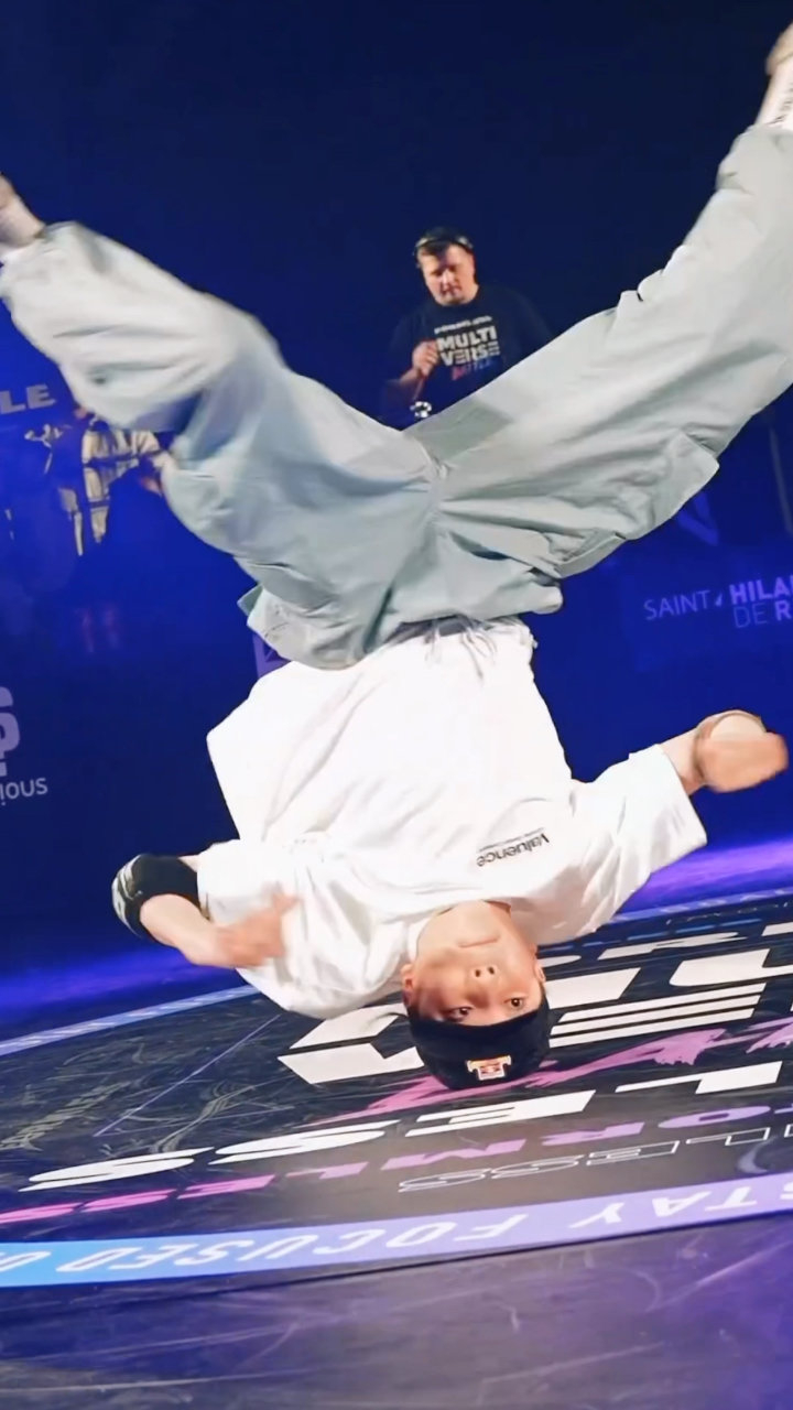 十六岁街舞少年,超强舞技震惊全场,这个头转无敌了,给他点个赞吧