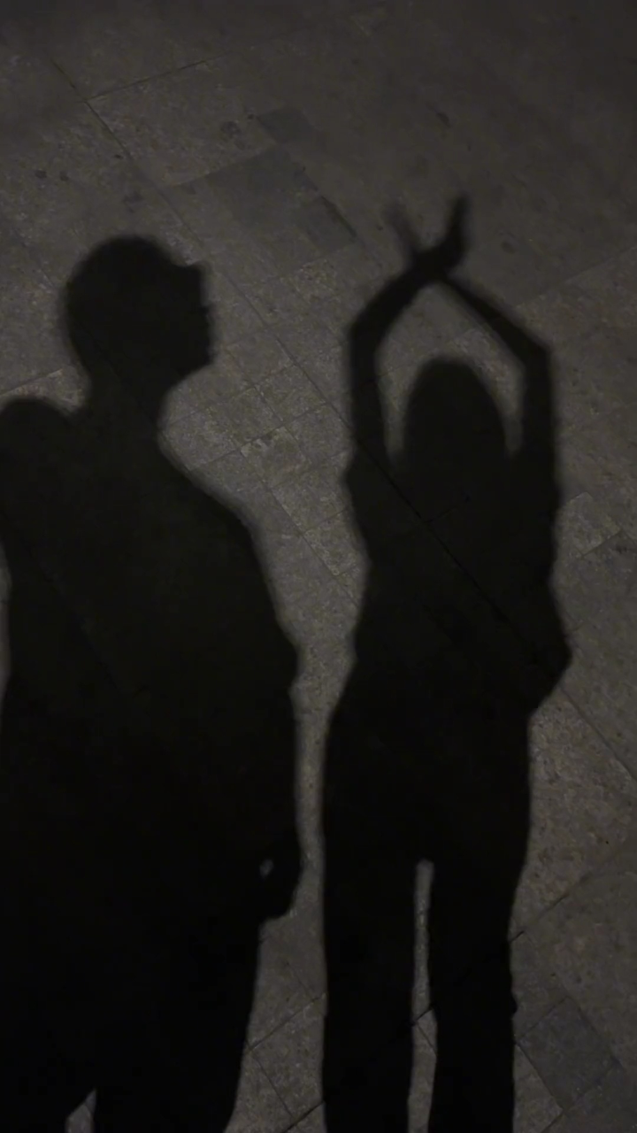 有了对象总得跳一个吧!#情侣影子#路灯下的影子#我们俩#恶作剧影子舞