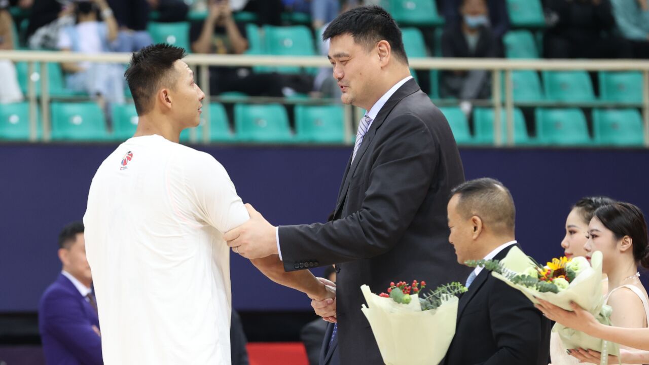 中国篮坛两大巨星碰面!握手寒暄,易建联拍了拍姚明:你长胖了