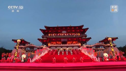 习近平和彭丽媛为出席中国－中亚峰会的中亚国家元首夫妇举行欢迎仪式和欢迎宴会并共同观看演出