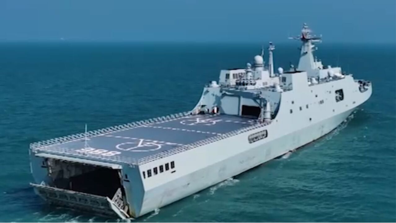 海军沂蒙山舰,体积巨大,像一座移动城堡一样壮观