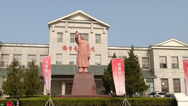 在济宁城市广场上,又看到了一尊伟人塑像