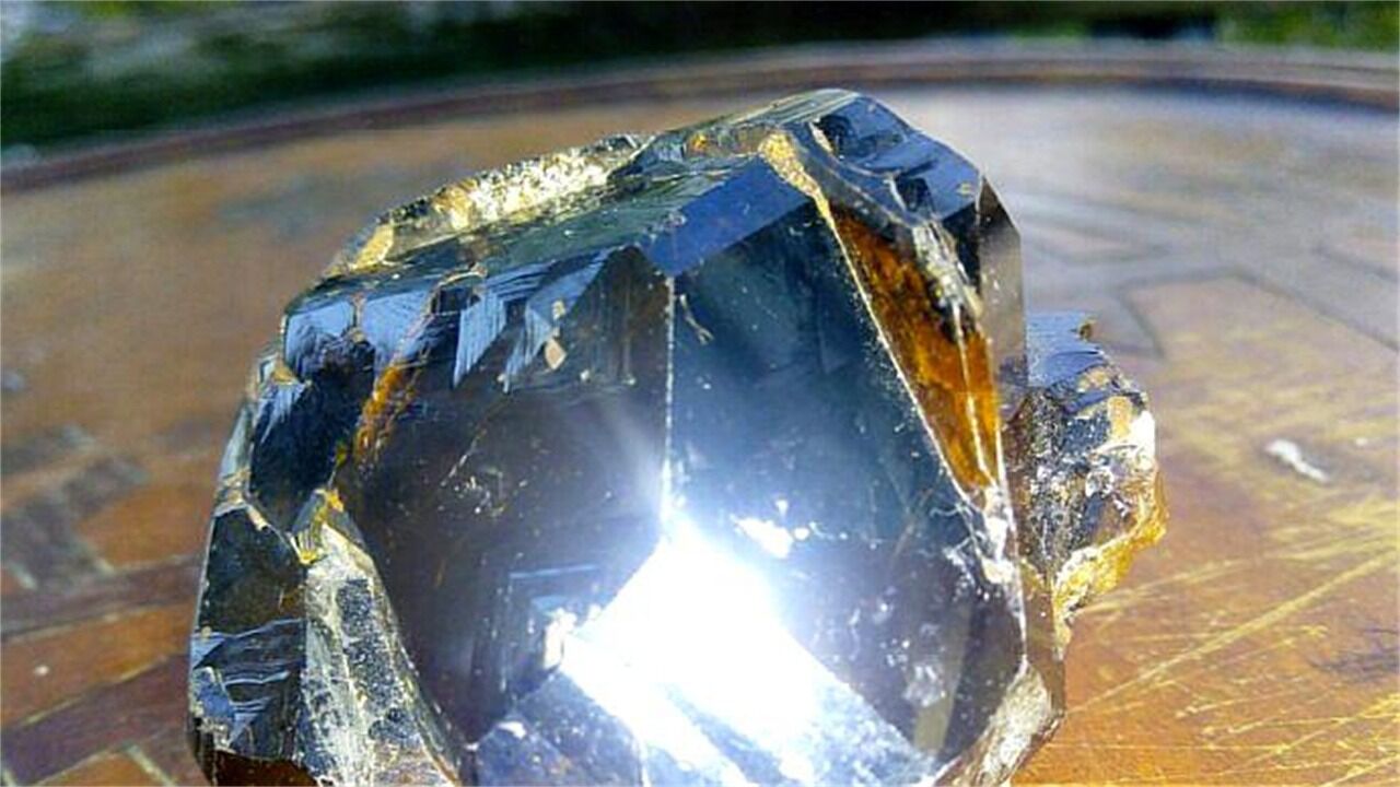 世界上最贵的石头,1克2亿人民币,就怕捡到了也不认识