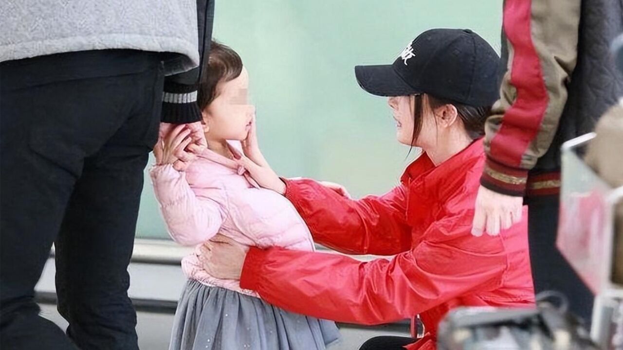 小糯米9岁生日,杨幂飞香港疑陪女儿过生日,不借孩子炒作获赞