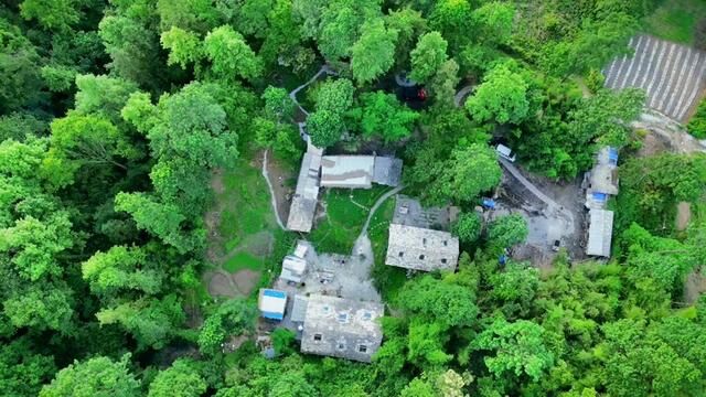 大山深处有人家,老屋几间,远离繁华,无为不做俗尘事,轻煮岁月慢煮茶#被群山环抱的村落是世外桃源 #远离城市的喧嚣